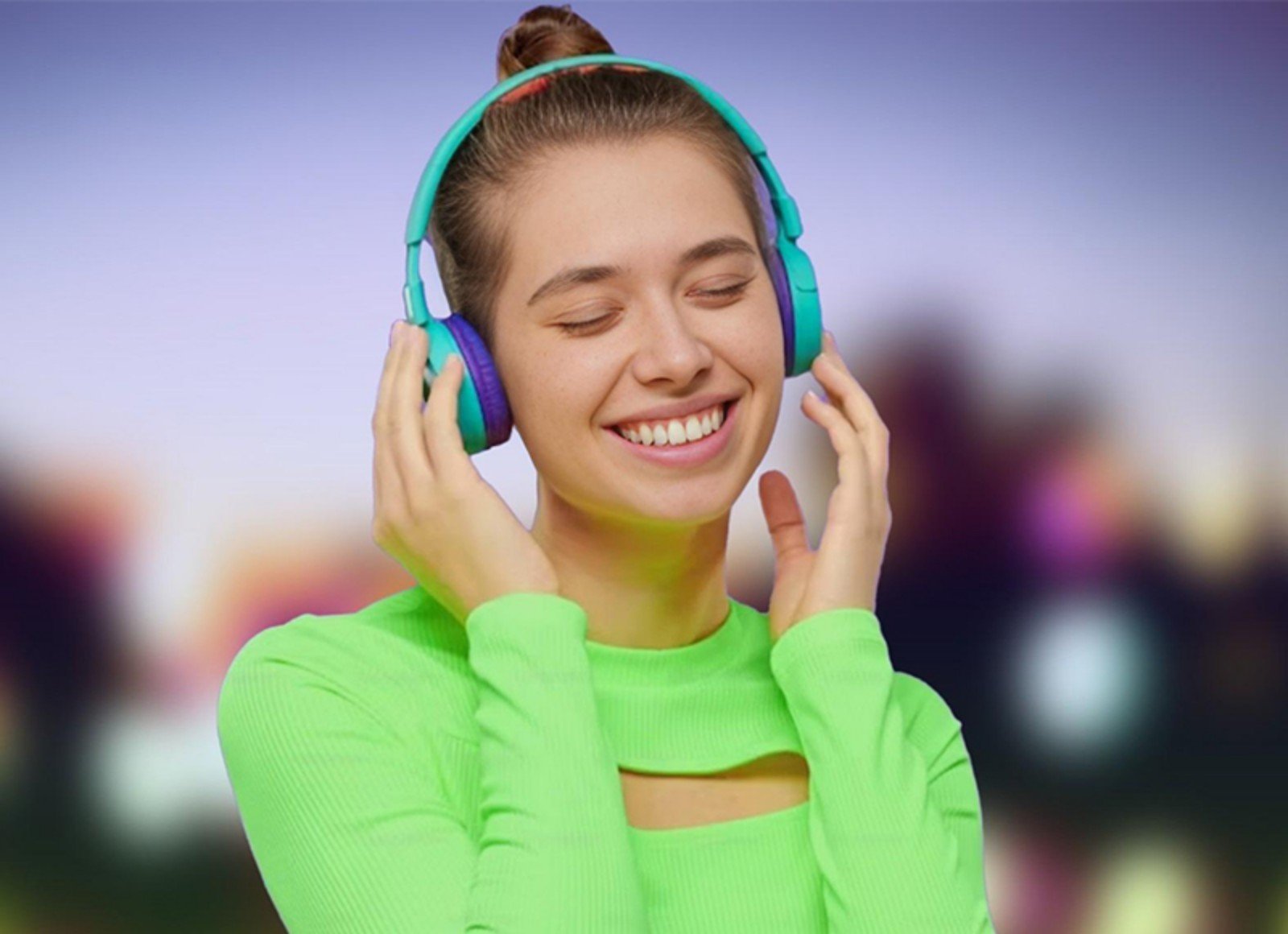 Bannière claire d’améliorateur d’image représentant une femme écoutant de la musique avec un casque